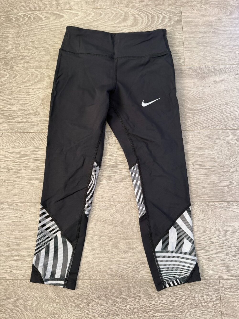 Nike Dri FIT Black Geometric Crop Leggings Womens XS Running